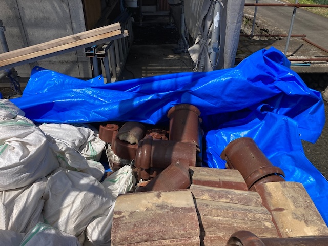 既存瓦を一時撤去・べつk